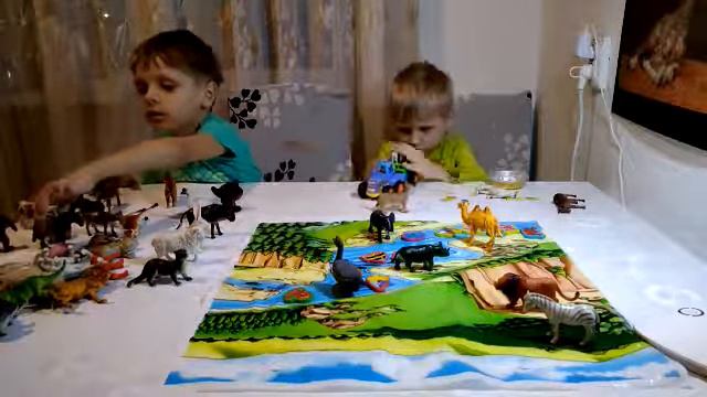 Игрушечные животные и насекомые - интересное занятие для детей)))