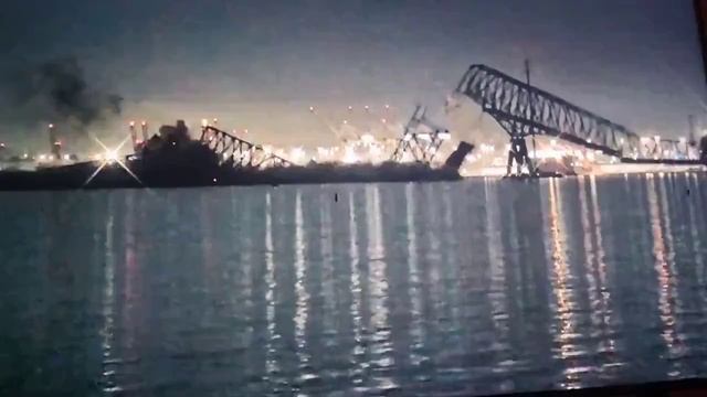 Мост обрушился в американском штате Мэриленд после того, как в него врезалось судно