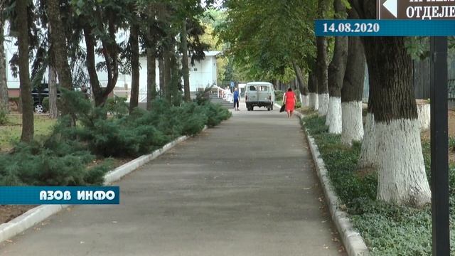 На территории ЦГБ установили лавочки