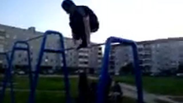 Кувырок на турнике ногами в упоре.3gp