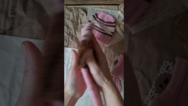 Носки, шапочка и жилетка из колючей пряжи для недоношенных малышей