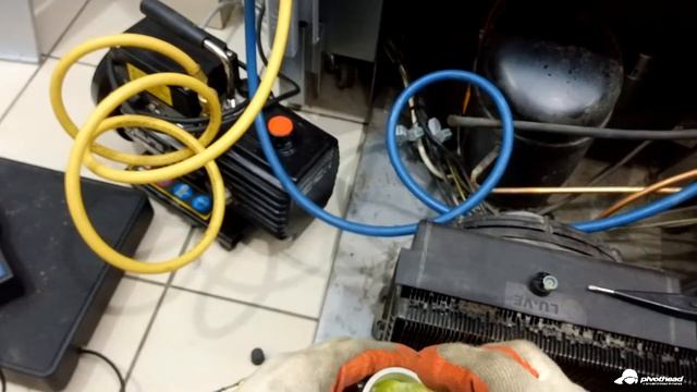 Заправка УФ течеискателя. Used UV leak detector.