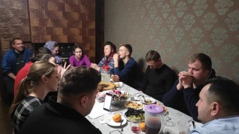 Встань на колени друг, если скорбей так много