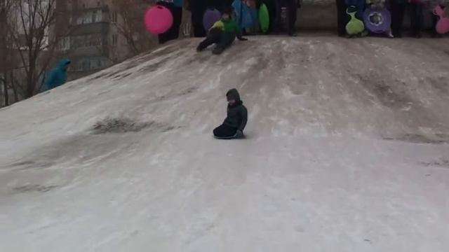 Катаемся с горки на тарелке. Весна, много снега. Снежная Горка. a lot of snow in the spring