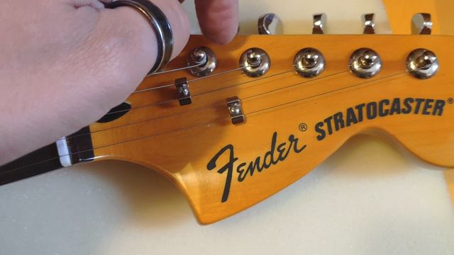 Обзор сборки китайской реплики Fender Stratocaster Tom Delonge поставка весна 2024