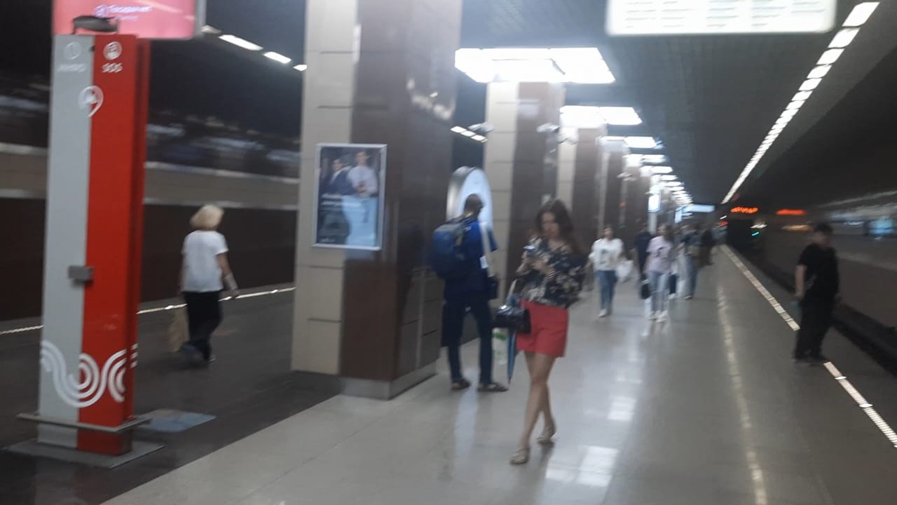 Внутри станции метро Ховрина, обзор из подземки ховринской остановки метрополитена изнутри вестибюля