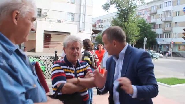 В Саратове барельеф Булгакову слился с фасадом здания