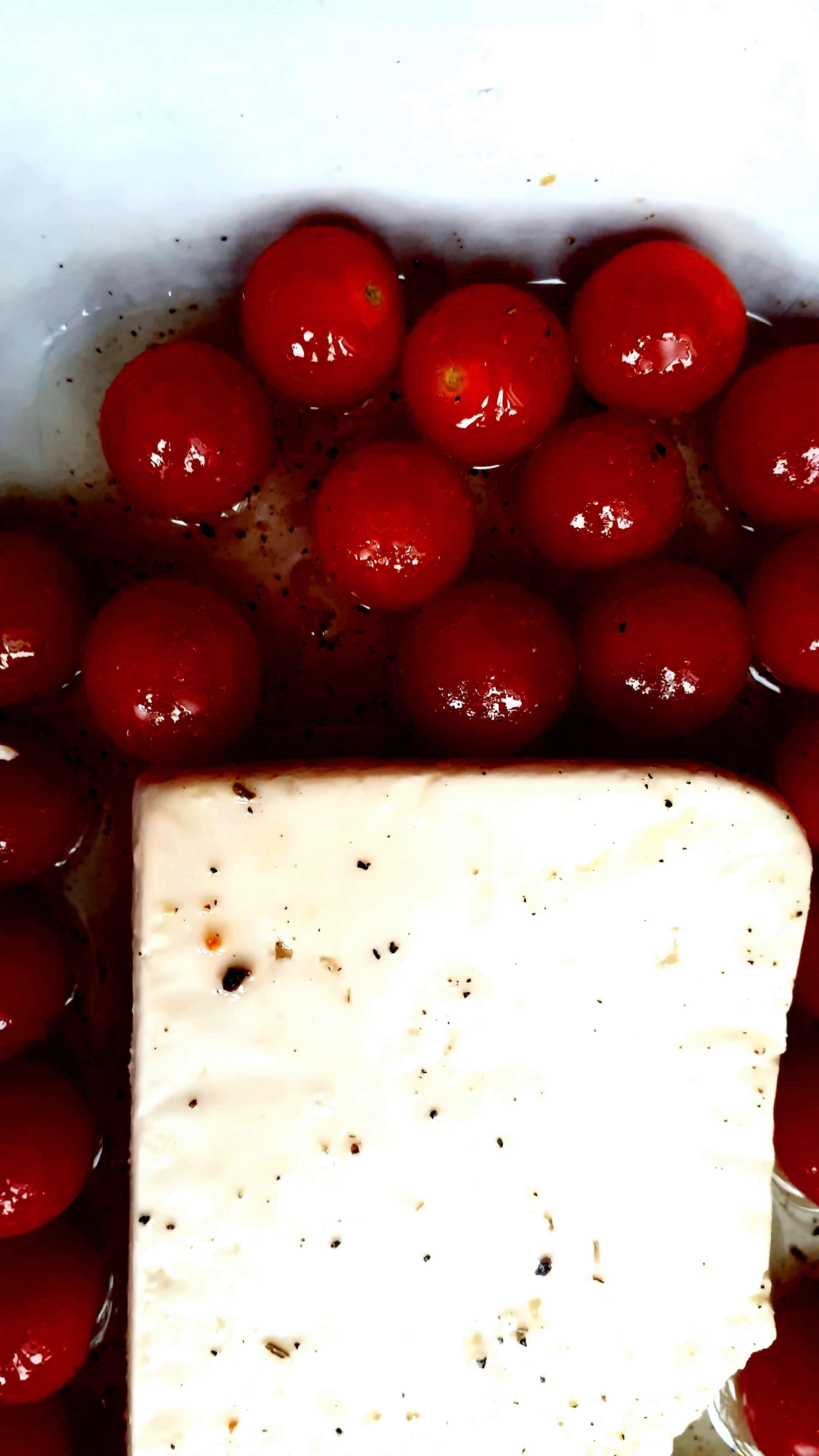 Паста с фетой и помидорами.