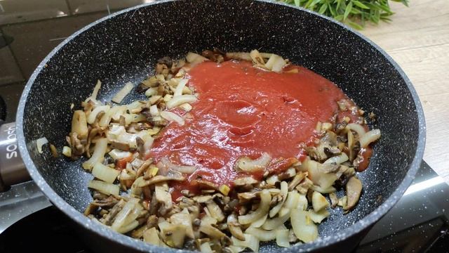 Макароны с грибами в томатном соусе.