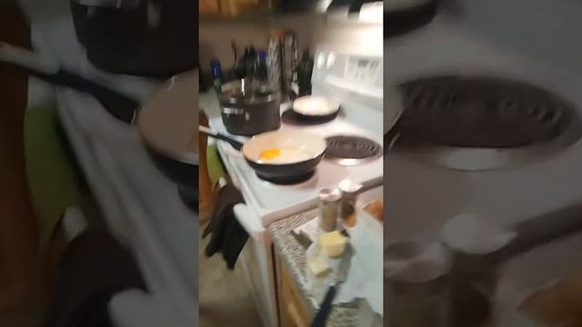 Даша приготовила яичницу на сливочном масле.