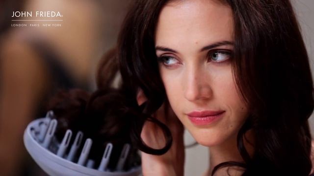 A tutorial for a frizz-free WAVY style with Frizz Ease
