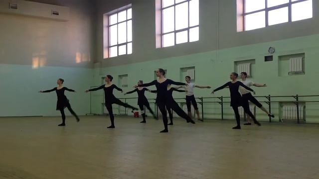 Battement tendu jete- pique в позах, pirouettes en dehors и en dedans.