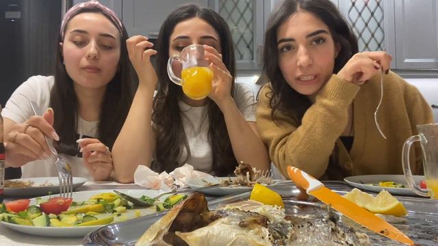 Мукбанг / рыба/ Mukbang/ fish 🐠  Ответы на вопросы / ударило током / треш истории о школе 😃