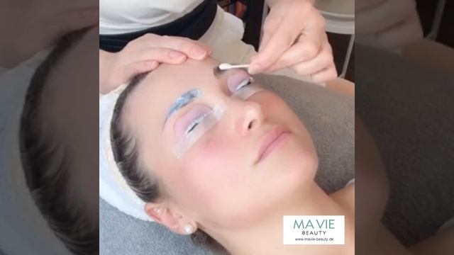 Wimpern- und Augenbrauenlifting