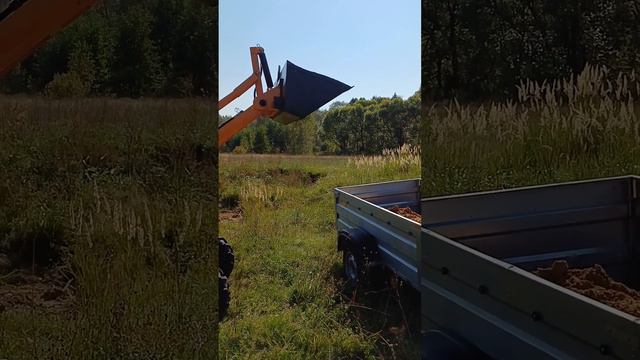 Минипогрузчик, погрузка песка в прицеп 🚜