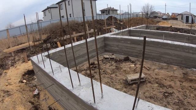 13 Хайтек.  Витязево.  Залили тавровый ленточный фундамент.  Сняли опалубку.