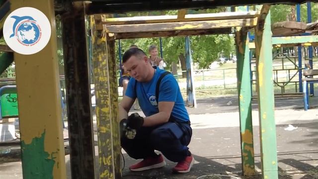 Югорчане восстанавливают детскую площадку в Ясиноватой