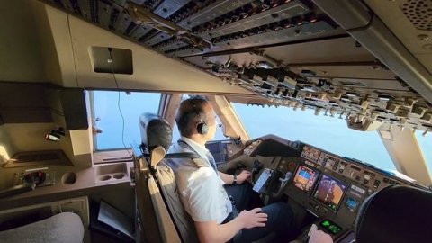 Experience the Thrilling Landing of a Boeing 747 at Larnaca Airport from the Pilot's Perspective"