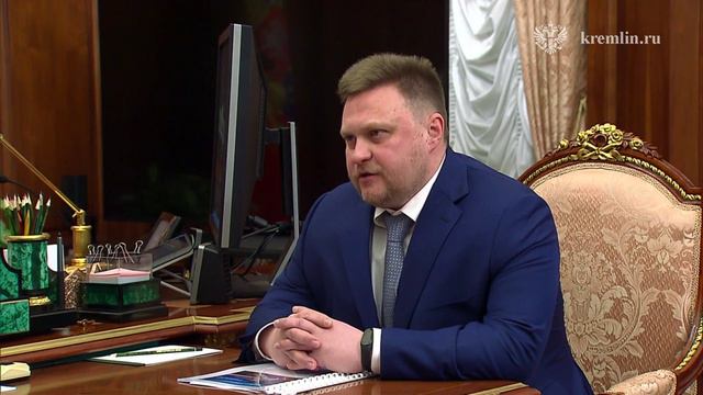 президент провел рабочую встречу с
директором компании «РусГидро» Виктором Хмариным