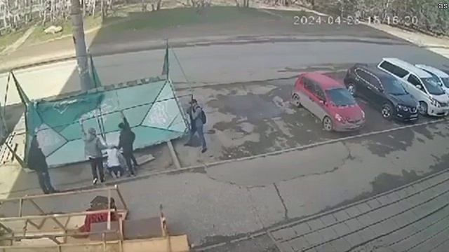 В Омске женщину чуть не убило торговой палаткой