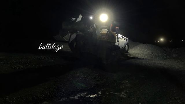 Работа в ночную смену на экскаваторе