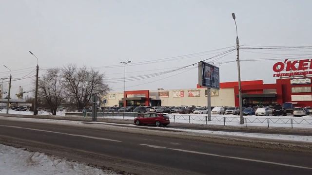 Продуктовый гипермаркет "Окей" в городе возле моста через Енисей