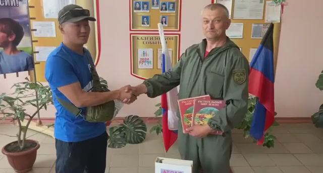 Сахалинский активист передал книги в Шахтерскую школу № 11