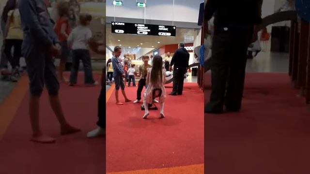 Детские качели в торговом центре