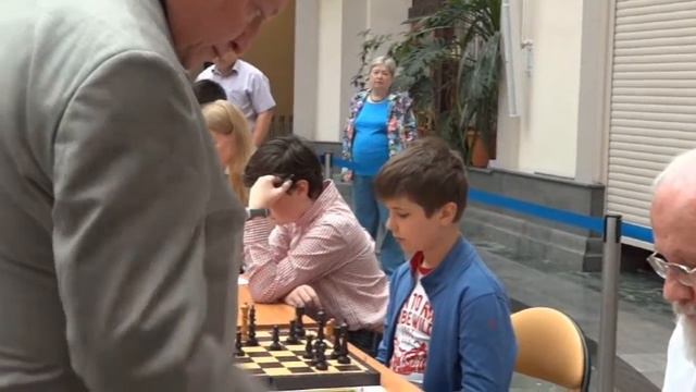 Игра шахматиста А Карпова на выставке художника С Гуляева в ЦИКе РФ