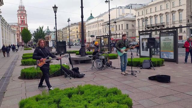 Уличные музыканты... Питер. На Невском...