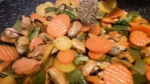 Рис с мидиями – вот что можно быстро и вкусно приготовить на ужин!