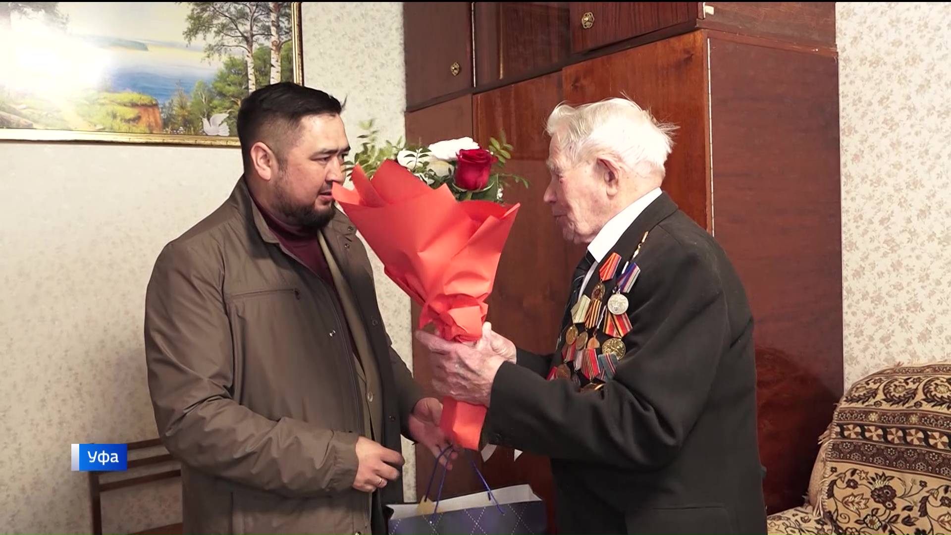 В Уфе волонтеры Победы и "Единой России" навестили ветерана войны