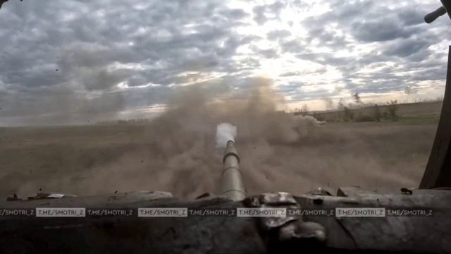 Кадры боевой работы экипажа танка Т-90А группировки войск «Запад» при поддержке штурмовой группы.