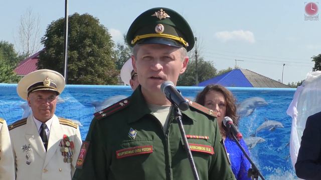 День ВМФ - под андреевским флагом в тельняшках.