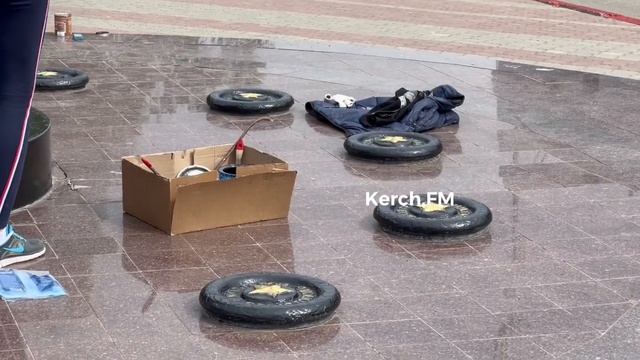 В Керчи стелу с грифоном на Ленина приводят в порядок