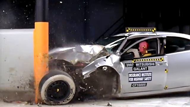 2007 Mitsubishi Galant driver-side small overlap IIHS crash test
