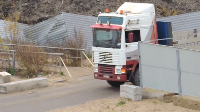 Разворот грузовиков на одном и том же месте по очереди - Ивеко и Вольво