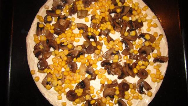 Пицца с кукурузой и вареной колбасой