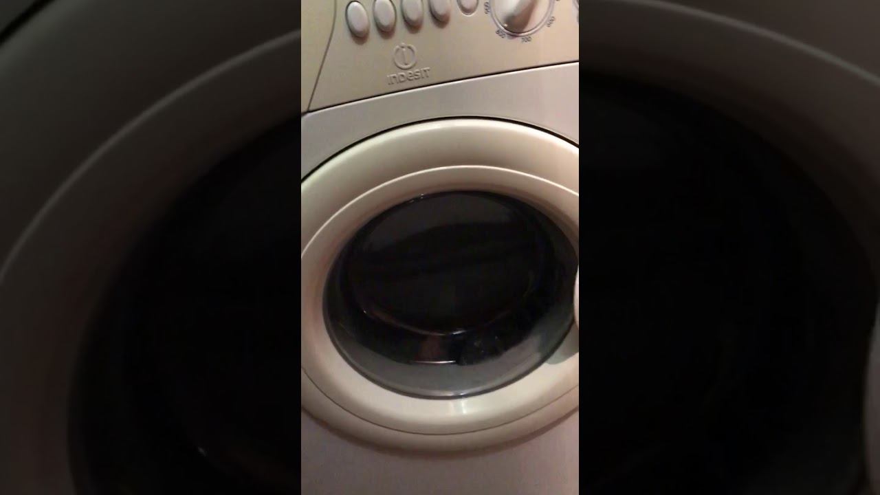 Indesit W 105 TX  Сперва не отжимала вещи, после и вовсе перестала запускать стирку.
