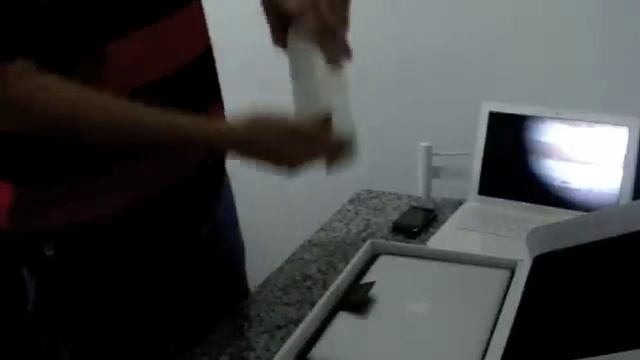 Unboxing MacBook Pro 2011