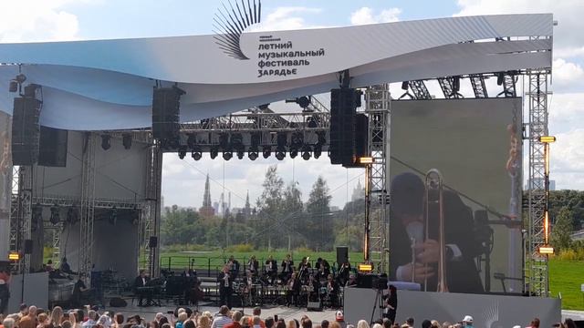 Летний музыкальный фестиваль «Зарядье», оркестр имени Олега Лундстрема, Маленький цветок