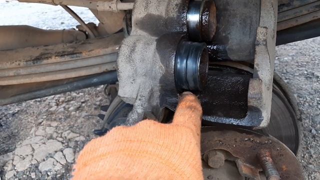 Mercedes sprinter замена пыльниковнаправляющих заднего супорта. Замена масла. Замена Подрессорника