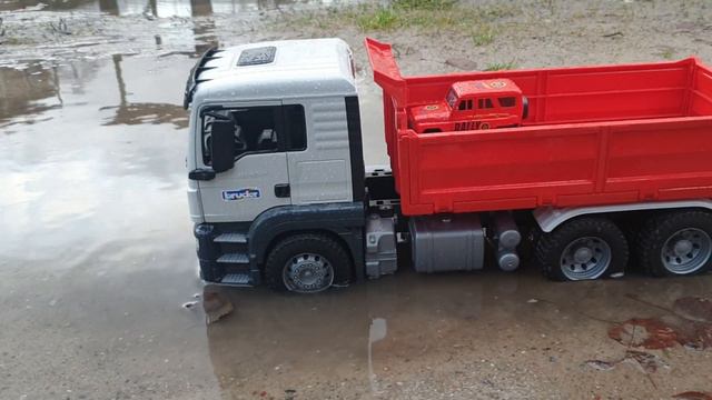 Грузовик помогает маленьким машинкам переехать через воду Truck saves toy cars