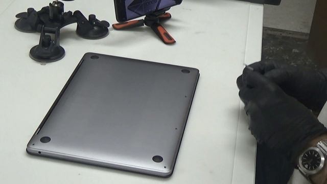 Como retirar tapa inferior Apple Macbook Pro A1708 - Mid 2017 - Tutorial para desmontar tapa traser