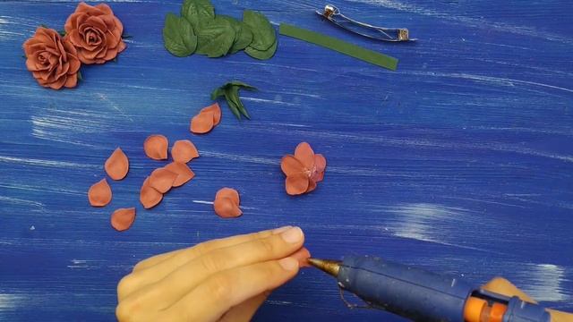 Простая заколка с цветами из фоамирана