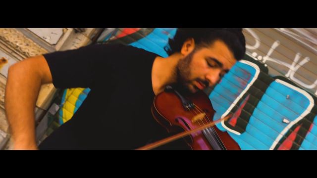 Street violinist and guitar show in Istanbul
