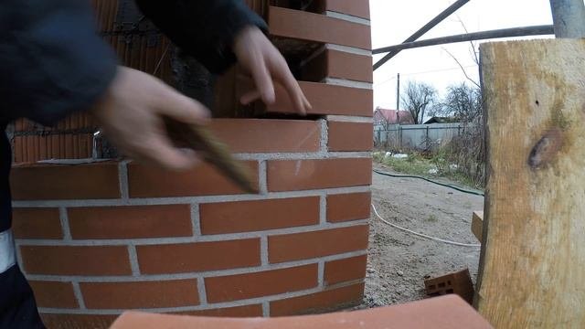 Как вложить кирпич в вертикальную штрабу?