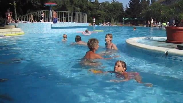 Лето - это маленькая жизнь. Учим ребенка плавать.
