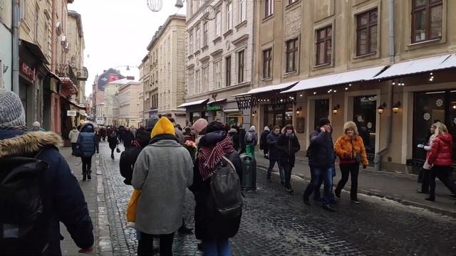 ДЕВОЧКА ВИЗЖАЛА, БАБУШКА ЦЕЛОВАЛА | Дарим цветы девушкам. Помогаем старым бабушкам.