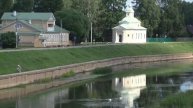 Лебеди на реке Тихвинка возле Дома-музея Н.А.Римского-Корсакова г.Тихвин